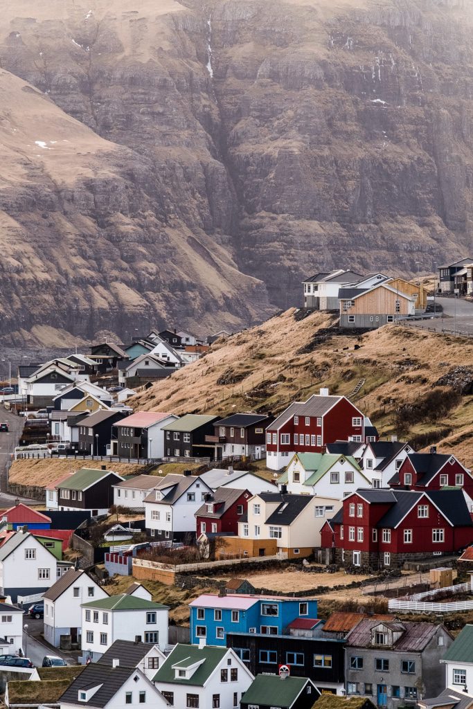 Houses in Eiði below gigantic mountains